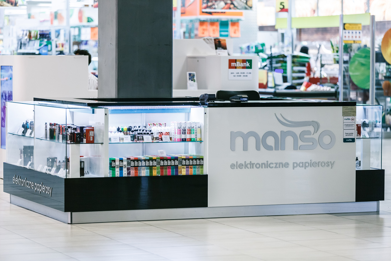 Stoisko Manso z elektronicznymi papierosami w galerii handlowej